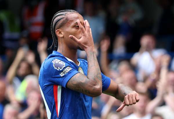 佩德罗的蓝军蜕变：从布莱顿核心到斯坦福桥的忍者刺客