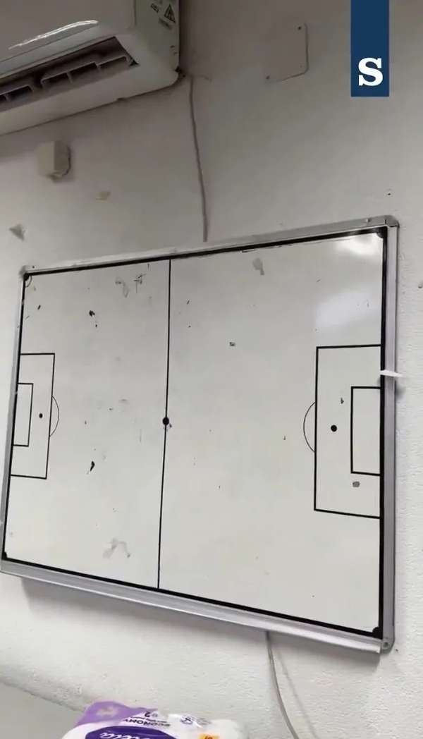 寒酸更衣室引争议！意大利世预赛客场环境堪比业余球场